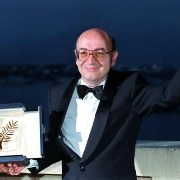 Περιγραφ: Με τον Χρυσ Φονικα που κρδισε για την ταινα του  Μια Αιωνιτητα και μα Ημρα 