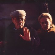 Περιγραφ: Η Ζαν Μορ ακοει προσεκτικ στα γυρσματα του  Μετωρου Βματος του Πελαργο 