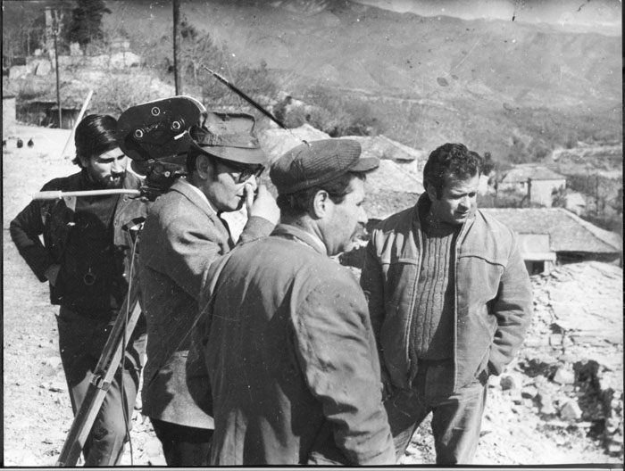 Περιγραφ: Ο Θδωρος Αγγελπουλος με τους συνεργτες και φλους του κατ τη διρκεια των γυρισμτων της ταινας «Αναπαρσταση», 1969