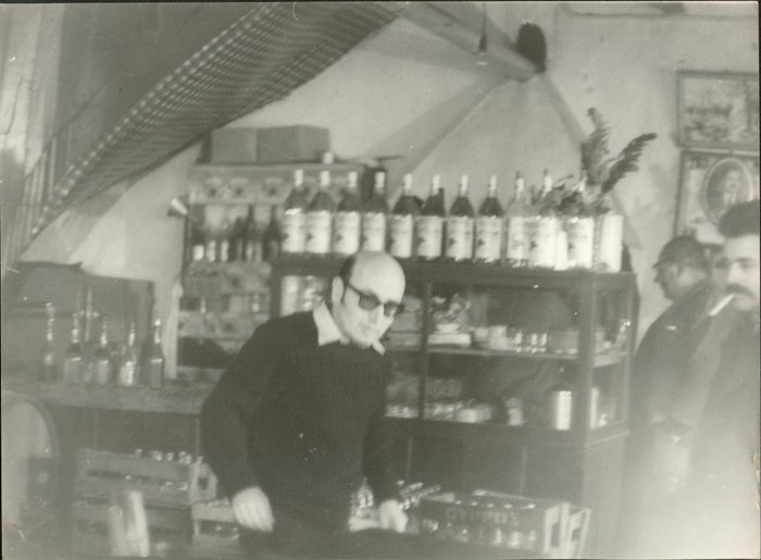 Περιγραφ: Ο Θδωρος Αγγελπουλος κατ τη διρκεια των γυρισμτων της ταινας «Αναπαρσταση», 1969