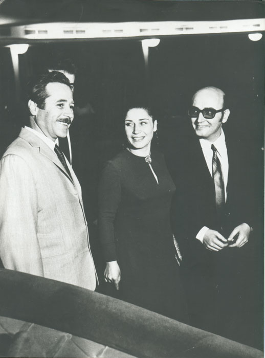 Περιγραφ: Ο Θδωρος Αγγελπουλος στο φεστιβλ Θεσσαλονκης με τους ηθοποιος της ταινας «Αναπαρσταση», 1970