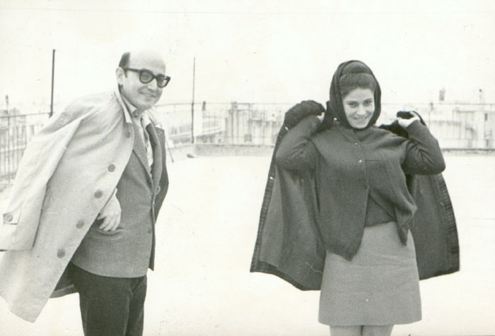Περιγραφ: Ο Θδωρος Αγγελπουλος με την Τολα Σταθοπολου κατ τη διρκεια των γυρισμτων της ταινας «Αναπαρσταση», 1969