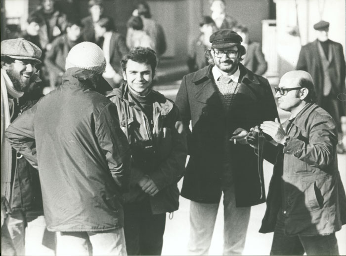 Περιγραφ: Ο Θδωρος Αγγελπουλος με συνεργτες του κατ τη διρκεια των γυρισμτων της ταινας «Ο Θασος», 197..