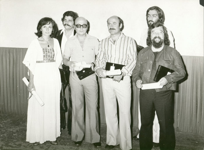 Περιγραφ: Ο Θδωρος Αγγελπουλος με τους συνεργτες του στο φεστιβλ Θεσσαλονκης για την ταινα «Ο Θασος», Φωτορεπορτζ: Κ. Σακελλρη, 1975