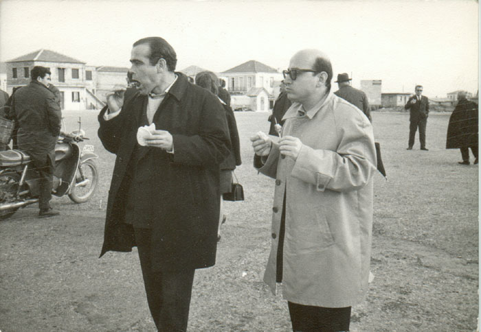 Περιγραφ: Ο Θδωρος Αγγελπουλος με ναν φλο του στο Ρο για τις ανγκες της ταινας «Αναπαρσταση» (;), 1969