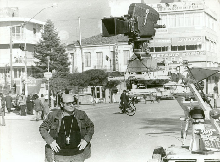 Περιγραφ: Ο Θδωρος Αγγελπουλος με συνεργτες του κατ τη διρκεια των γυρισμτων της ταινας «Οι Κυνηγο»», Οργανισμς Φωτορεπορτζ Ο.Ε., 1976