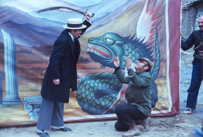 Περιγραφ: Ο Θδωρος Αγγελπουλος με τον  Στφανο Βλχο κατ τη διρκεια των γυρισμτων της ταινας «Ο Μεγαλξανδρος», Φωτογραφα: Σοφικτης Δημτρης, 197..