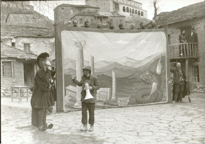 Περιγραφ: Ο Θδωρος Αγγελπουλος με τον Omero Antonuti κατ τη διρκεια των γυρισμτων της ταινας «Ο Μεγαλξανδρος», 197...