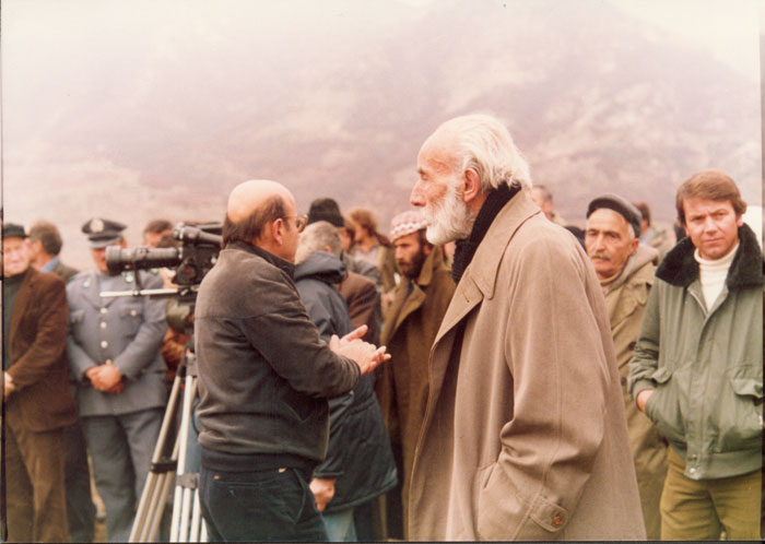 Περιγραφ: Ο Θδωρος Αγγελπουλος με τον Μνο Κατρκη και λλους συνεργτες κατ τη διρκεια των γυρισμτων της ταινας «Ταξδι στα Κθηρα», 198...