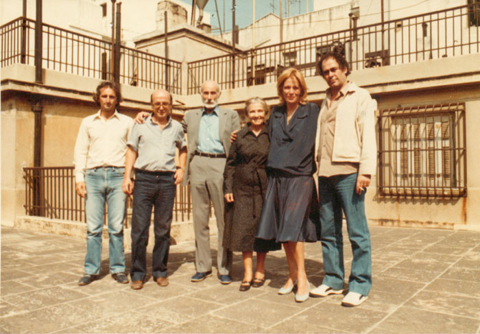 Περιγραφ: Ο Θδωρος Αγγελπουλος με τον Μνο Κατρκη και λλους συνεργτες κατ τη διρκεια των γυρισμτων της ταινας «Ταξδι στα Κθηρα», 198...