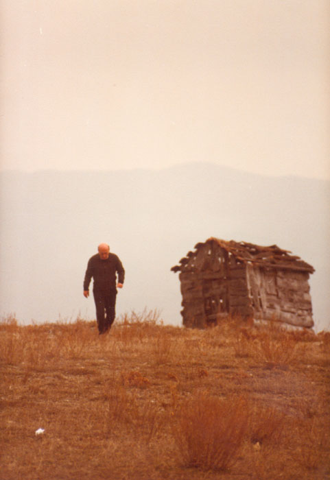 Περιγραφ: Ο Θδωρος Αγγελπουλος κατ τη διρκεια των γυρισμτων της ταινας «Ταξδι στα Κθηρα», 198...