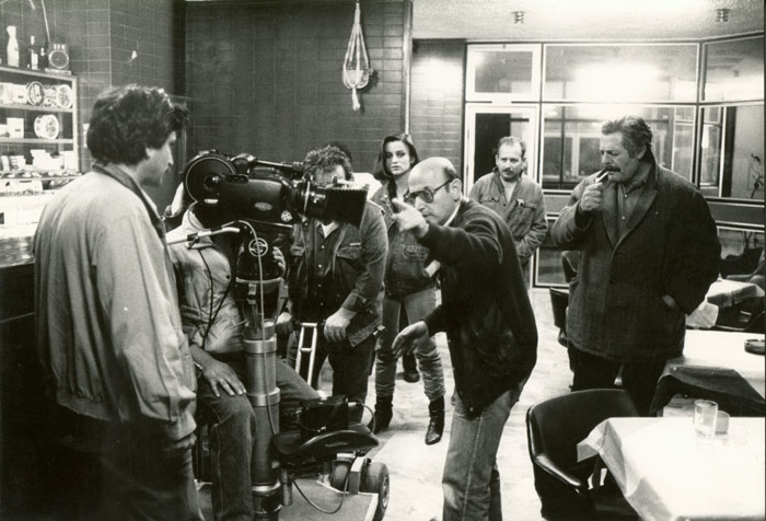 Περιγραφ: Ο Θδωρος Αγγελπουλος με τον Marcello Mastroianni και λλους συνεργτες του κατ τη διρκεια των γυρισμτων της ταινας «Ο Μελισσοκμος», Mention obligatoire: J. Prebois/ Kipa, 198...