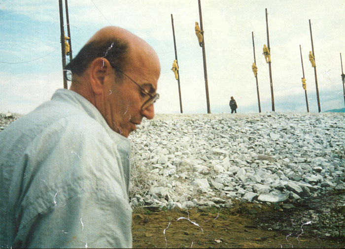 Περιγραφ: Ο Θδωρος Αγγελπουλος κατ τη διρκεια των γυρισμτων της ταινας «Το μετωρο βμα του πελαργο», 1990 (;)