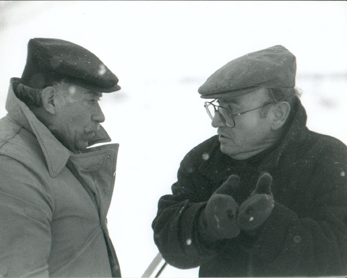 Περιγραφ: Ο Θδωρος Αγγελπουλος με τον Θανση Βγγο κατ τη διρκεια των γυρισμτων της ταινας «Το βλμμα του Οδυσσα», 199..