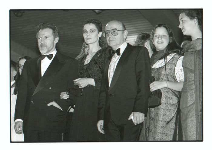 Περιγραφ: Ο Θδωρος Αγγελπουλος με τις κρες του, τον Harvey Keitel, την Μaya Morgenstern και την Ελνη Καρανδρου στο φεστιβλ των Καννν για την ταινα «Το βλμμα του Οδυσσα», Eric Coiffier, 1995