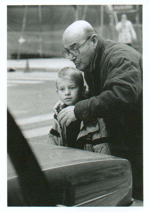 Περιγραφ: Ο Θδωρος Αγγελπουλος με τον Αχιλλα Σκβη κατ τη διρκεια των γυρισμτων της ταινας «Μια αιωνιτητα και μια μρα», Michèle Levieux, 199..