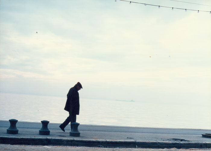 Περιγραφ: Ο Θδωρος Αγγελπουλος στη Θεσσαλονκη κατ τη διρκεια των γυρισμτων της ταινας «Μια αιωνιτητα και μια μρα», 1997