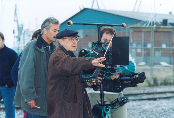 Περιγραφ: Ο Θδωρος Αγγελπουλος με τους συνεργτες του κατ τη διρκεια των γυρισμτων της ταινας «Το Λιβδι που δακρζει», Φωτορεπορτζ ελληνικο και ξνου τπου: Γιννης Κυριακδης, 200..