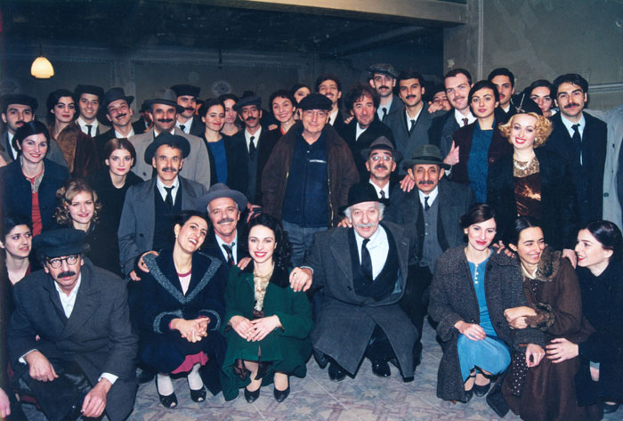 Περιγραφ: Ο Θδωρος Αγγελπουλος με τους συνεργτες του κατ τη διρκεια των γυρισμτων της ταινας «Το Λιβδι που δακρζει», Φωτορεπορτζ ελληνικο και ξνου τπου: Γιννης Κυριακδης, 200..