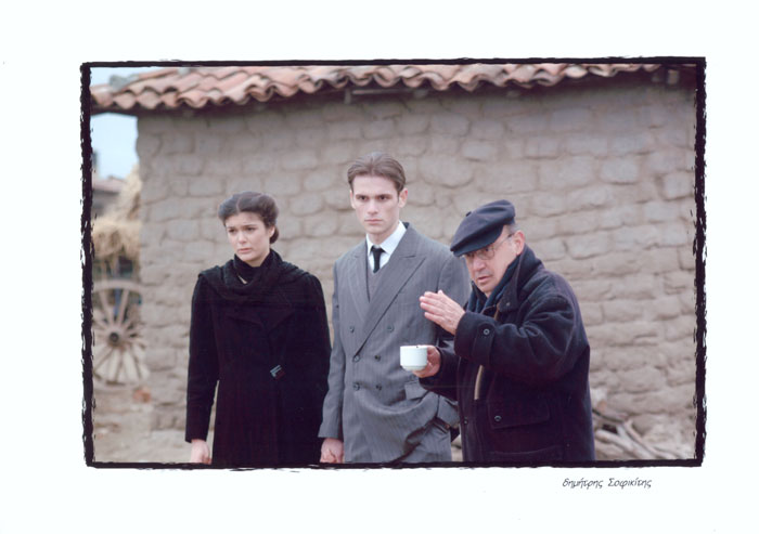 Περιγραφ: Ο Θδωρος Αγγελπουλος με την Α. Αδνη, τον Ν. Πουρσανδη και τον ...  κατ τη διρκεια των γυρισμτων της ταινας «Το Λιβδι που δακρζει», Φωτορεπορτζ ελληνικο και ξνου τπου: Γιννης Κυριακδης, 200..