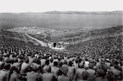 Στο θατρο της Μακρονσου οι εξριστοι ανβαζαν παραστσεις...