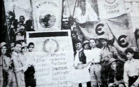 Στο Μνημεο του Αγνωστου Στρατιτη, μεγλοι και παιδι ποζρουν με τα λβαρα της ΕΕΕ  