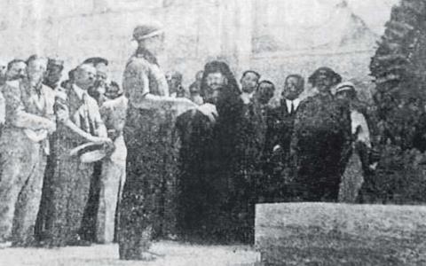 Κατάθεση στεφανιών από τους Τριεψιλίτες στο μνημείο του Αγνωστου Στρατιώτη το 1933. Παρόντες ήταν αρκετοί υπουργοί  