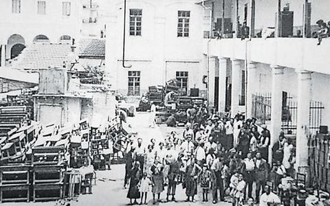 Δο νεκρο απ πυροβλα πλα και δεκδες τραυματες ταν ο απολογισμς απ τον εμπρησμ της εβρακς συνοικας Κμπελ (στη φωτογραφα, κτοικοι της συνοικας μετ τον εμπρησμ) 