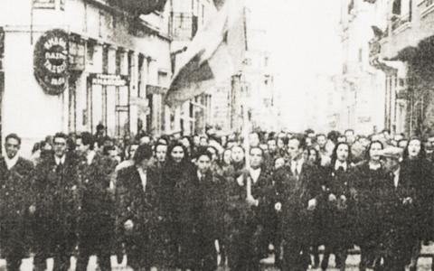 Με τη σημαία μπροστά στην κατοχική Αθήνα. Πολλές φορές άλλαξε χέρια, αλλά πάντα βρισκόταν στην κεφαλή (η φωτογραφία από τον εορτασμό της 25ης Μαρτίου 1943).