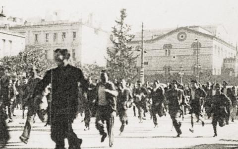 Η διαδήλωση επί τροχάδην στο κέντρο της κατοχικής Αθήνας. Οι «αστραπιαίες» συγκεντρώσεις και οι ολιγόλεπτες πατριωτικές ομιλίες ήταν κύρια χαρακτηριστικά των εθνικών εορτασμών της περιόδου.
