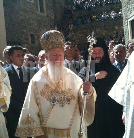 Ο Οικουμενικός Πατριάρχης κατευθύνεται στον χώρο όπου θα τελεστεί η λειτουργία ΦΩΤΟ NEWSIT
