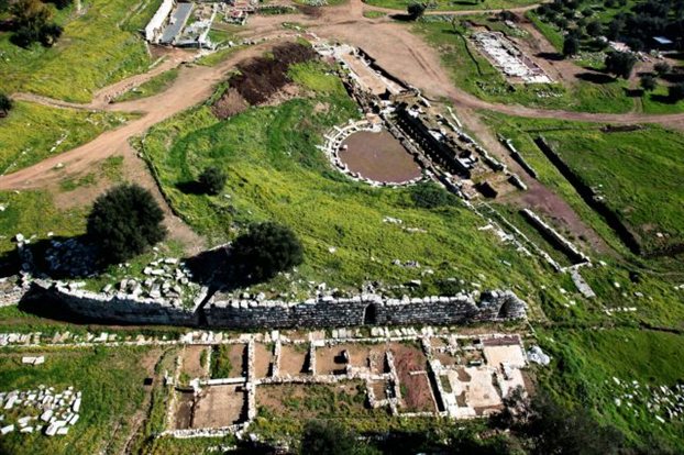 Περιγραφ: Μια αρχαα πλη μσα σε σγχρονους ελαινες