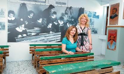 Περιγραφ: Η Αντα Ευαγγλου (αριστερ) και η Γιολντα Τσορνη, συγγραφες του βιβλου «Το παλι σχολεο», δημιοργησαν και να μουσεο που «δνει» το χθες με το σμερα   