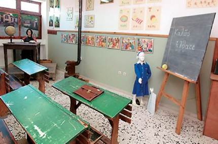 Περιγραφ: Τη μεγαλτερη δυσκολια συναντσαμε στην ερεση των ξλινων θρανων, λνε η Αντα και η Γιολντα  