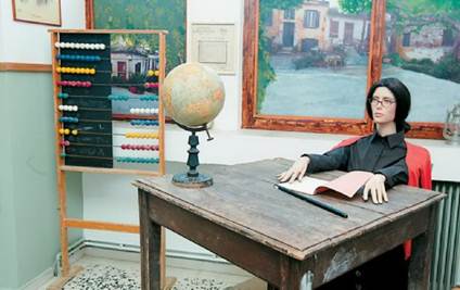 Περιγραφ: Στο μουσεο λα εναι τακτοποιημνα, απ την δρα διδασκαλας μχρι τον μαυροπνακα και το αριθμητριο. Δπλα τους ο επισκπτης θα βρει χρτες, καρτλες διδασκαλας και φωτογραφες απ τα μαθματα