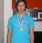 Περιγραφ: Ο ΕΛΛΗΝΑΣ ΑΙΝΣΤΑΝ ΠΟΥ ΠΗΡΕ ΤΟ ΧΡΥΣΟ ΣΤΗΝ ΒΑΛΚΑΝΙΚΗ ΟΛΥΜΠΙΑΔΑ Ο ΑΛΕΞΑΝΔΡΟΣ ΜΟΥΣΑΤΟΒ ΑΠ’ΤΙΣ ΑΧΑΡΝΕΣ