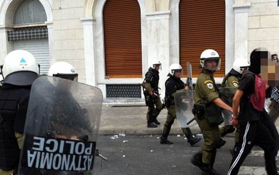 Περιγραφ: Σωρεα προσαγωγν και 12 συλλψεις στα επεισδια