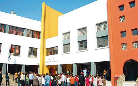 Το νο «κμα» συνταξιοδτησης εκπαιδευτικν στο τλος της τρχουσας σχολικς χρονις εκτιμται τι θα δημιουργσει λλειμμα τουλχιστον 12.000 θσεων δασκλων και καθηγητν