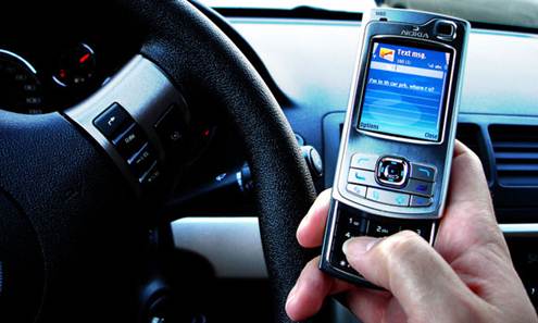 http://www.autoblog.gr/wp-content/uploads/2010/10/car_texting.jpg