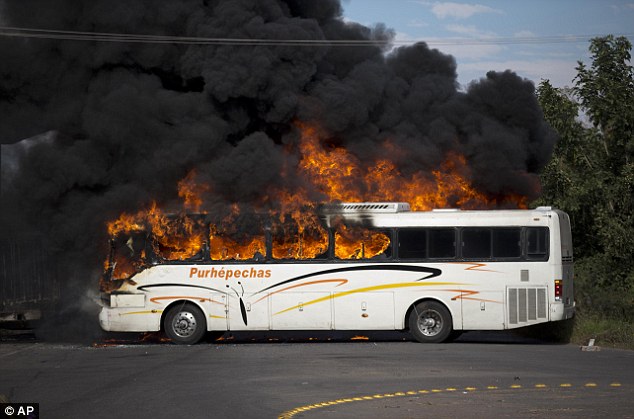 <font> <font> να λεωφορεο καει στην εσοδο του Paracuaro, το Μεξικ ως κτοικοι των χωριν κοντ Paracuaro ορζεται σε τουλχιστον ξι αυτοκνητα και φορτηγ στην φωτι για να διαμαρτυρηθον για την φιξη περισστερων απ 100 ρουφινους στην πλη τους Michoacan </ font> < / font>