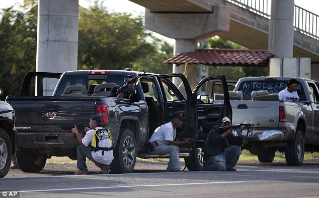 <font> <font> Καλυμμνος: Μια ομδα αυτομυνας λβουν τις θσεις τους σε να στλο των φορτηγν στο χωρι Las Yeguas, Mihoacan κατσταση, το Μεξικ, το Σββατο </ font> </ font>