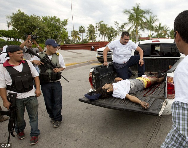 <font> <font> νας τραυματισμνος νδρας που ανκουν στο Συμβολιο Αυτομυνας της Michoacan, χει ληφθε μακρι κατ τη διρκεια ανταλλαγς πυρν, εν προσπαθε να καθαρσουμε τους φερμενους ως μλη του καρτλ ναρκωτικν Νατν Ιπποτν απ την πλη της Nueva Italia, το Μεξικ, την Κυριακ 12 Ιανουαρου 2014 </ font> </ font>