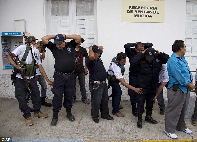 <font> <font> Ασφλεια: μαχητς Αυτομυνα Συμβουλου ελαφρ κτπημα κτω των δημοτικν αστυνομικν στην Nueva Italia την Κυριακ </ font> </ font>