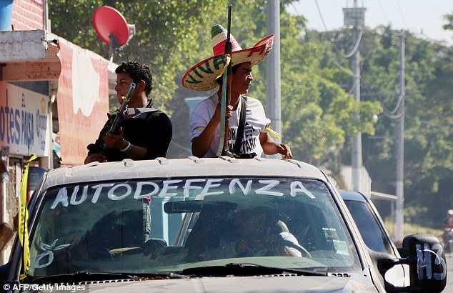 <font> <font> Μλη της Αστυνομας Αυτοπροστασας των πολιτν οπλισμνοι με πλα πει στο Antunez και Cenidor κοιντητα Michoacan μλος, το Μεξικ, στις 11 Ιανουαρου, 2014 </ font> </ font>