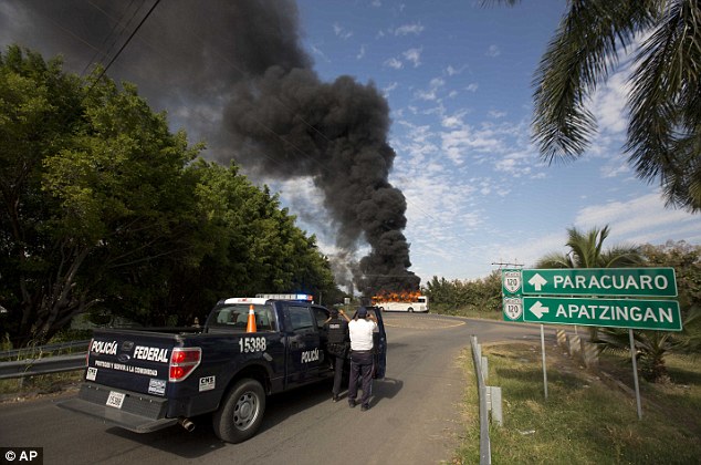 <font> <font> Ομοσπονδιακ αστυνομα να πρει τις εικνες απ να φλεγμενο λεωφορεο στην εσοδο της Paracuaro στο Μεξικ την Παρασκευ 10 Ιαν., 2014 </ font> </ font>