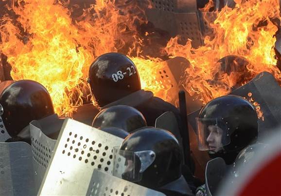 Η Ουκρανα στις φλγες - Χος στο Κεβο - Τουλχιστον 9 νεκρο στις συμπλοκς διαδηλωτν-αστυνομας - Καγεται η κατασκνωση τους