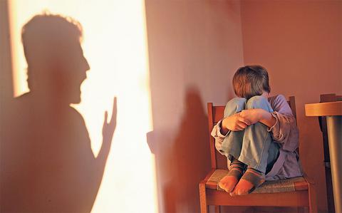 Σε σχημη ψυχολογικ κατσταση βρσκονται μαθητς, γονες και δσκαλοι μετ τον «πλεμο» που ξσπασε σε δημοτικ σχολεο επειδ χθηκαν 2,20 ευρ 