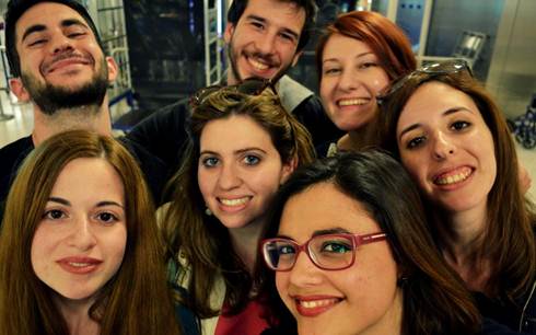 Η ομδα της Νομικς Σχολς Αθηνν με δο «προποντριες» –φοιττριες που μετεχαν στον περυσιν διαγωνισμ– σε selfie μετ τη νκη.