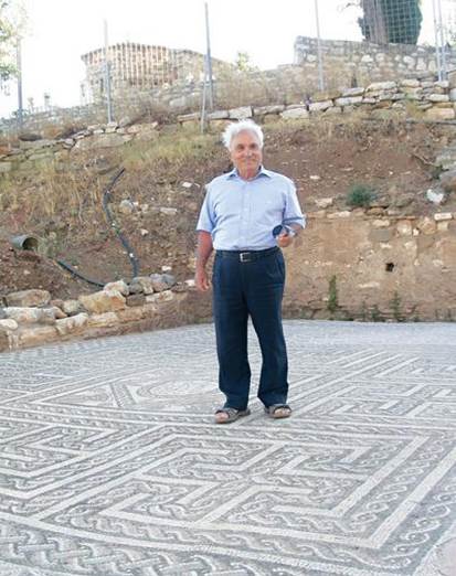 Ο αρχαιολόγος από τη Θεσσαλονίκη, που κατάφερε να βάλει στον παγκόσμιο χάρτη την Αρχαία Μεσσήνη, Πέτρος Θέμελης, στο νεοανακαλυφθέν ρωμαϊκό ψηφιδωτό