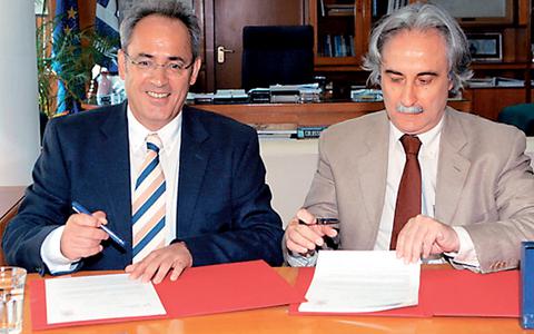 Ο Γιννης Μυλπουλος, με τον πρτανη του Ευρωπακο Πανεπιστημου Κπρου Κστα Γουλιαν τον Ιολιο του 2013, κατ την υπογραφ προγραμματικς συμφωνας συνεργασας, εν ταν ακμα πρτανης ΑΠΘ.